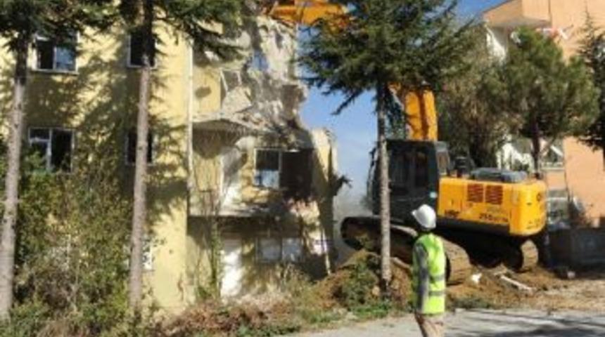 Yeşilkent&rsquo;teki Tehlikeli Binalar Yıkılıyor