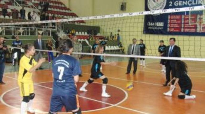 Geleceğe Emniyetle Y&uuml;r&uuml;yecekler