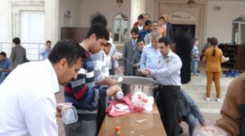 D&ouml;rtyol'da Cemaate Aşure Dağıtıldı