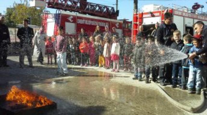 Edremit Belediyesi İtfaiyesi Anasınıfı &Ouml;ğrencilerini Ağırladı