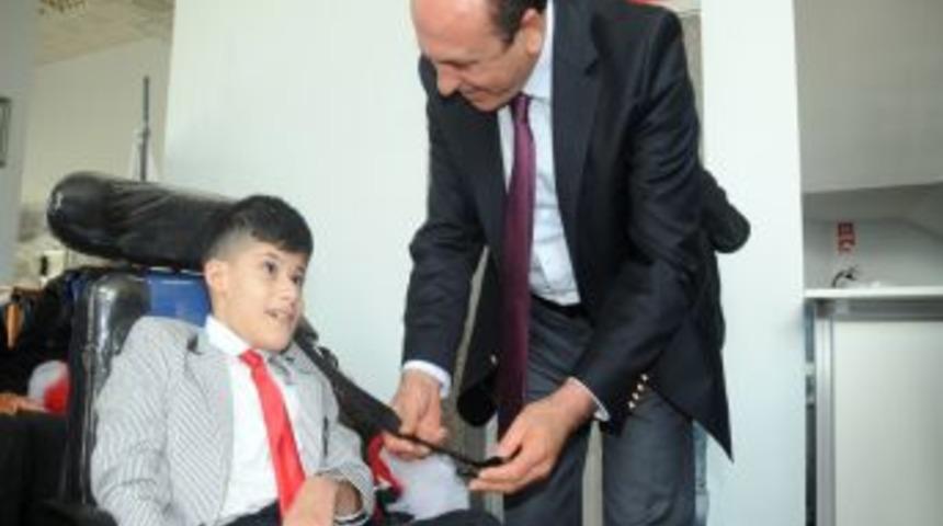 Balıkesir Belediyesi Engellilere Ak&uuml;l&uuml; Sandalye Hediye Etti