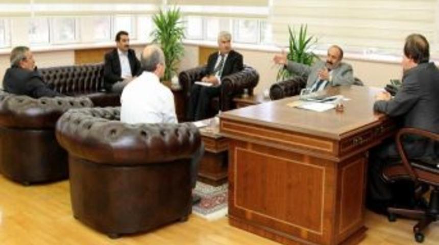 Otob&uuml;sler Eğitim Ve İletişim Fak&uuml;ltelerinin &Ouml;n&uuml;nden Ge&ccedil;ecek