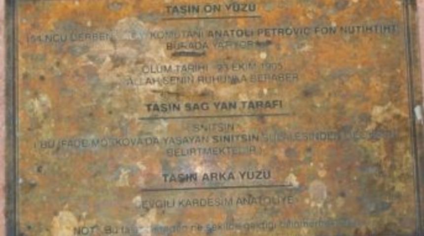 Rus Komutana Ait Anıt Mezar Vatandaşların Dikkatini Çekiyor