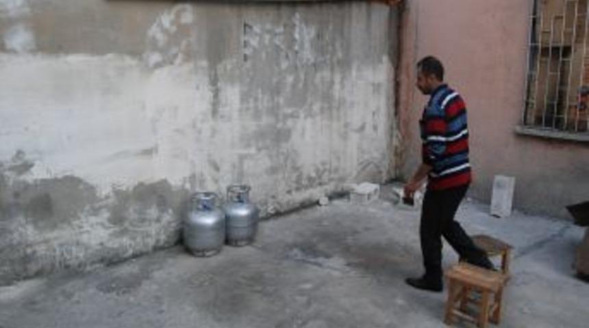 'Patlama Olmasın Diye Dumana Dalıp T&uuml;pleri &Ccedil;ıkardı, Şimdi Yoğun Bakımda'