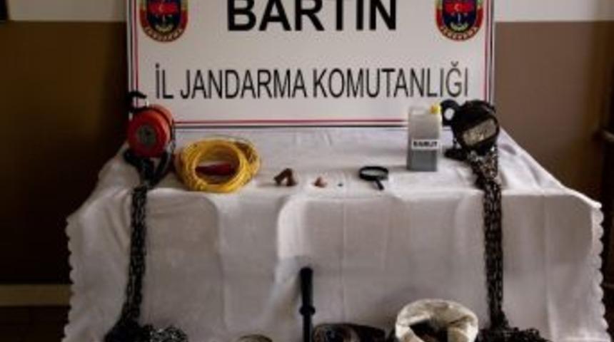 El Yapımı Patlayıcıyla Kazı Yapan Defineciler Yakalandı