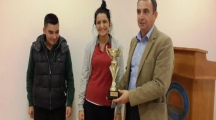 Ayvalıklı Atletlerin Kupa Sevinci