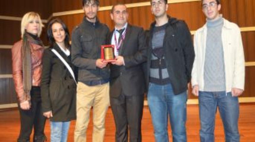 'En İyi Gen&ccedil;lik Muhabiri' Se&ccedil;ilen B&uuml;lb&uuml;l, &Ouml;d&uuml;l&uuml;n&uuml; Aldı