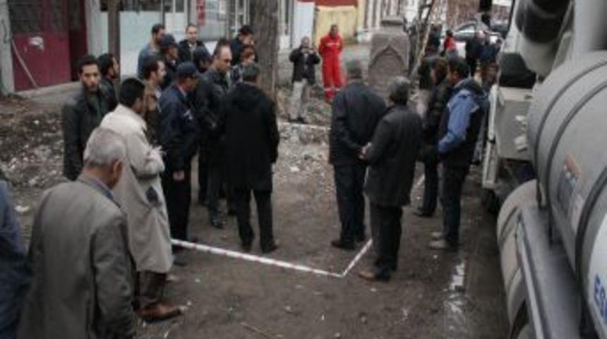 Rus Komutan Anatoli&rsquo;ye Ait Anıtın Etrafına Şerit &Ccedil;ekildi