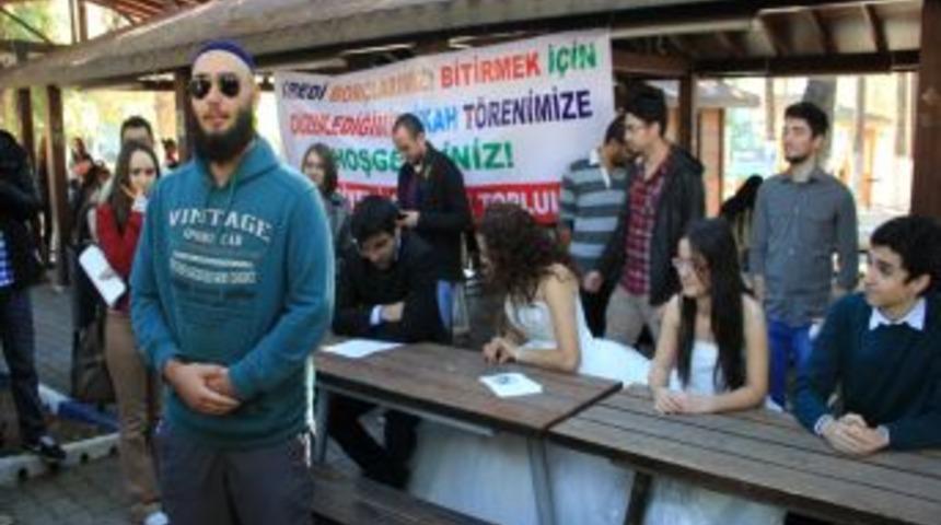 &Uuml;niversitede Toplu Nikah Protestosu