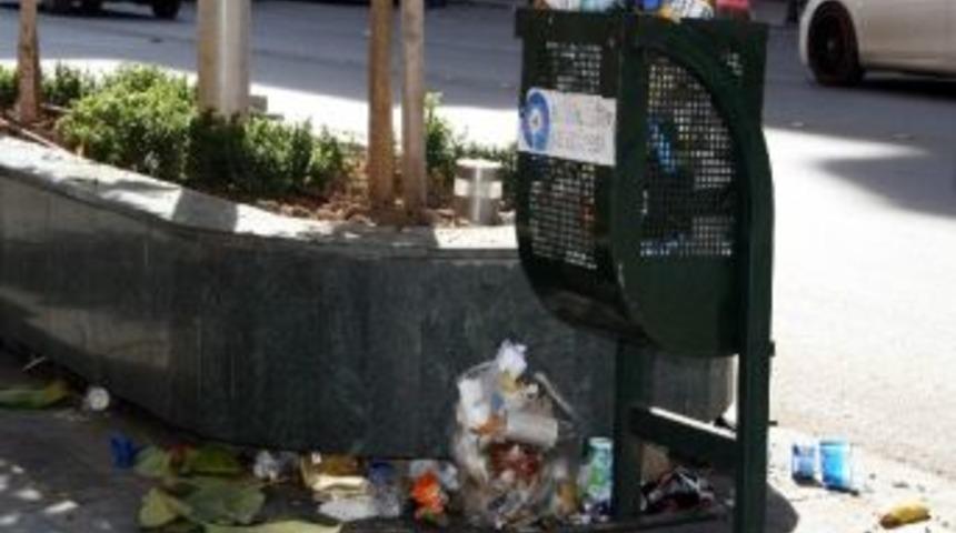 Temizlik İş&ccedil;ileri Eylem Yaptı Caddelerde &Ccedil;&ouml;p Birikti