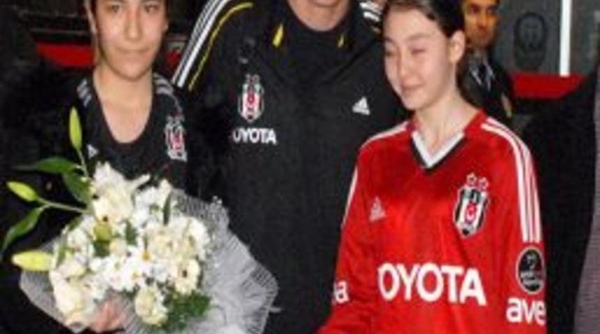Beşiktaş Takımı Kayseri&rsquo;de &Ccedil;i&ccedil;eklerle Karşılandı