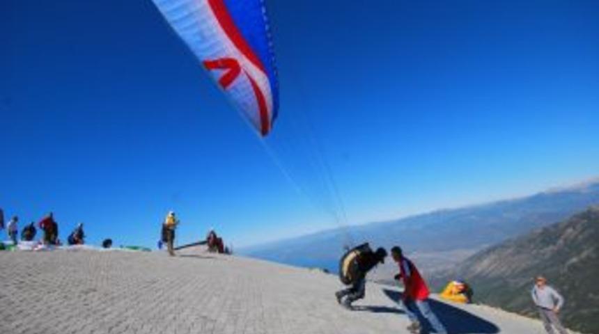 Fethiye&rsquo;den Nil&uuml;ferli Paraş&uuml;t&ccedil;&uuml;lerin G&ouml;sterisi Muhteşem Kareler