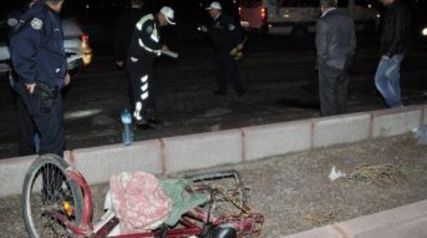 Minib&uuml;s, Bisikletli Aileye &Ccedil;arptı: 1 &Ouml;l&uuml;, 3 Yaralı