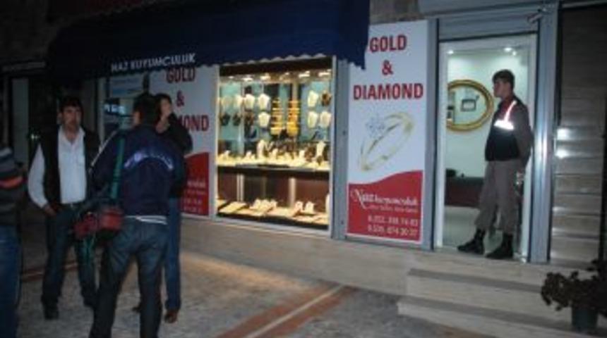 Kadın Kuyumcu, Hırsızı Sopayla Kovaladı