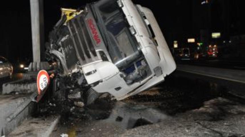 Ankara&rsquo;da, Hafriyat Y&uuml;kl&uuml; Kamyon Kaza Yaptı: 1 Yaralı