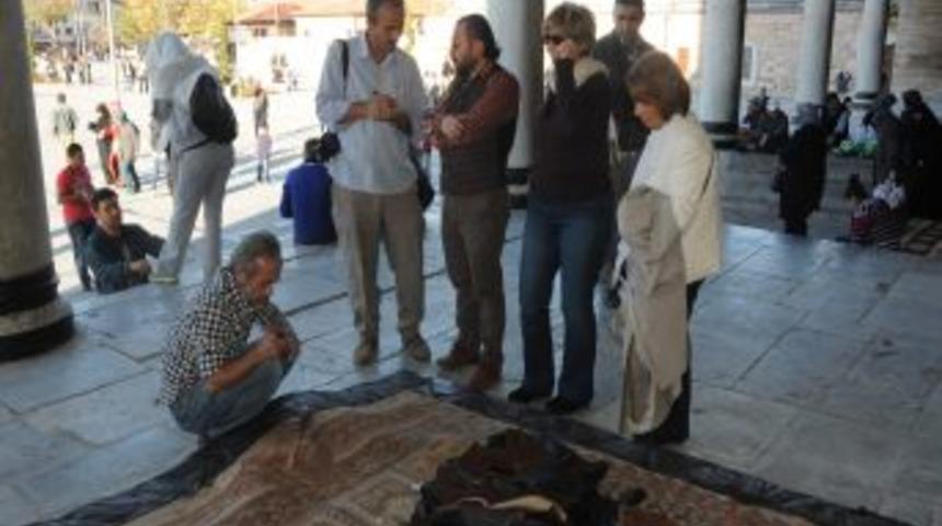 Asırlık Caminin Kapı &Ouml;rt&uuml;leri Tamir Ediliyor