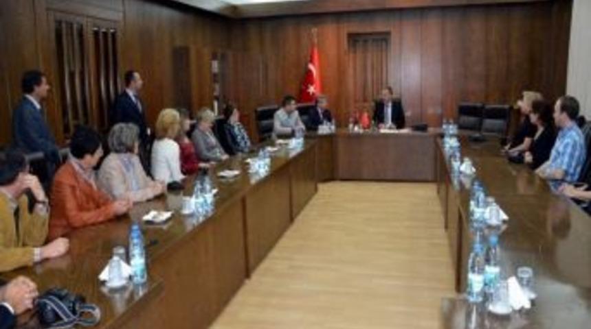 Vali Erol Ayyıldız Avrupalı K&uuml;t&uuml;phanecileri Kabul Etti