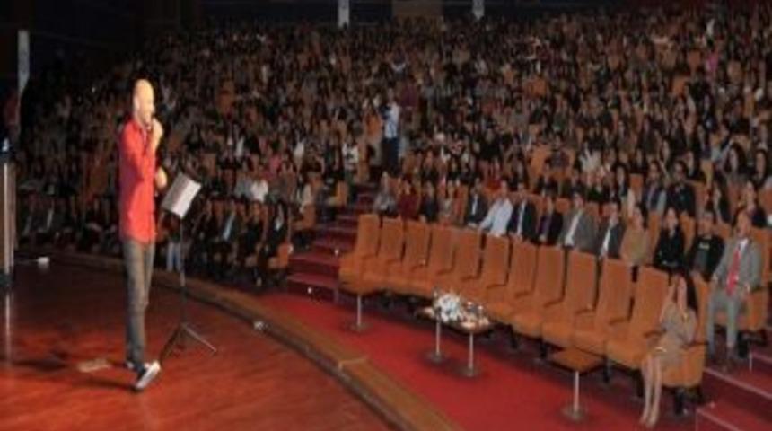 Şair Kahraman Tazeoğlu, Bir Kez Daha G&ouml;n&uuml;llere Dokundu