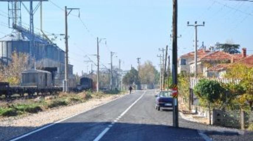 Yol Ortasındaki Elektrik Direkleri Şaşırtıyor