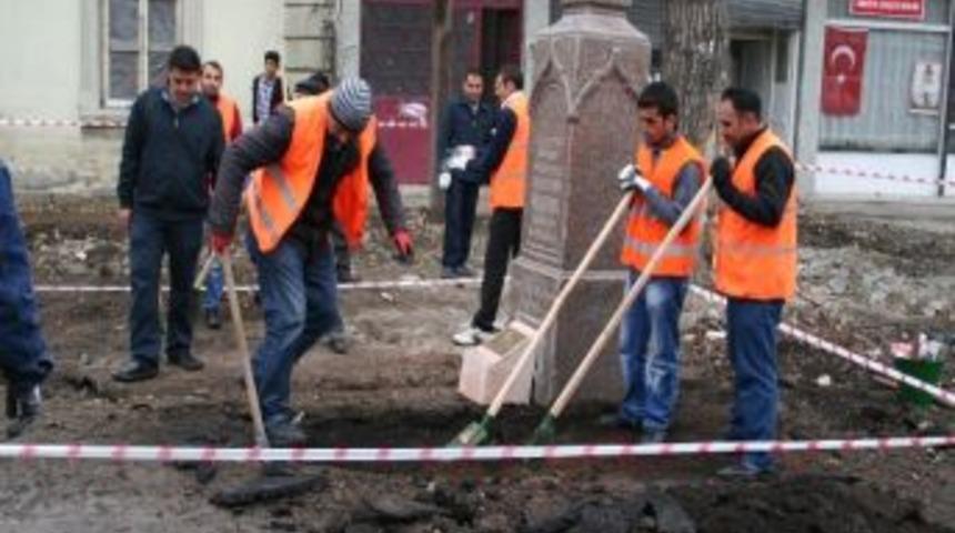 Rus Komutana Ait Anıt Mezarda Kazı &Ccedil;alışmaları Başladı