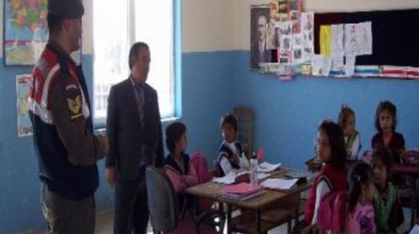 Jandarma Yolda Değil, Okulda Uyardı