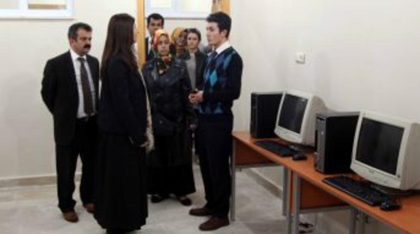 Milletvekili Beyaz Diyarbakır'da Okuma Salonlarını Ziyaret Etti