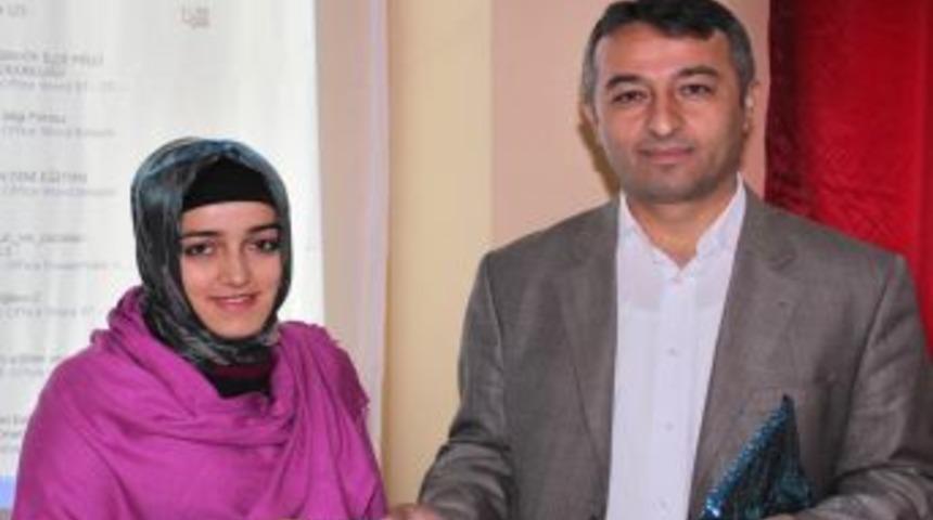 Stajer &Ouml;ğretmenlere Kitap Hediye Edildi