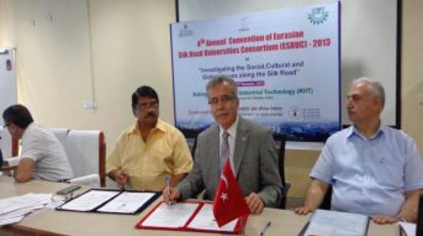 Sinop &Uuml;niversitesi Rekt&ouml;r&uuml; Bircan Hindistan'da ESRUC Toplantısına Katıldı