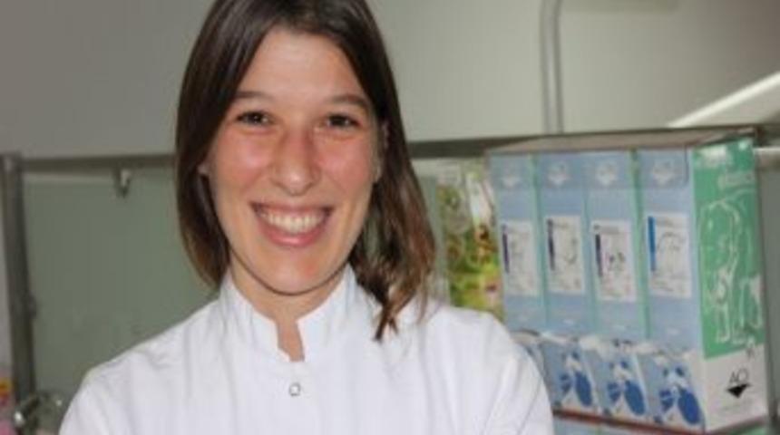 G&ouml;r&uuml;nmeyen Diş Telleri Sayesinde D&uuml;zg&uuml;n G&ouml;r&uuml;n&uuml;ml&uuml; Dişler