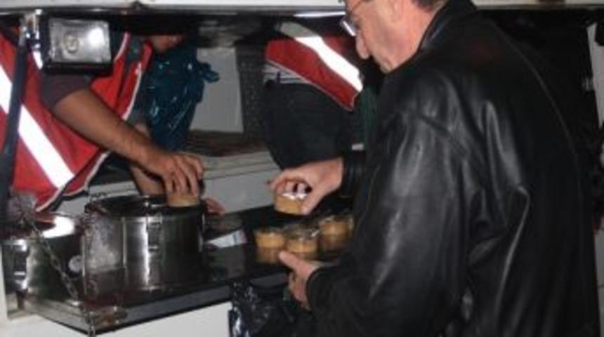 T&uuml;rk Kızılay&rsquo;ı Edirnelilere Aşure Dağıttı