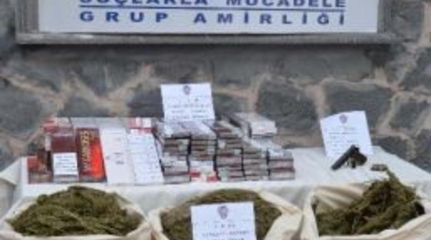 Şanlıurfa'da Yol Kenarında İki &Ccedil;uval Esrar Bulundu