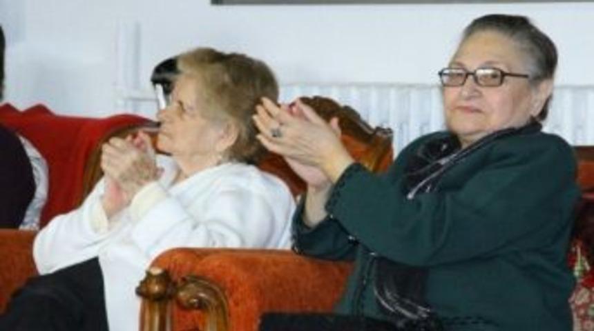 Huzurevi Sakinleri T&uuml;rk&uuml;lerle Coştu