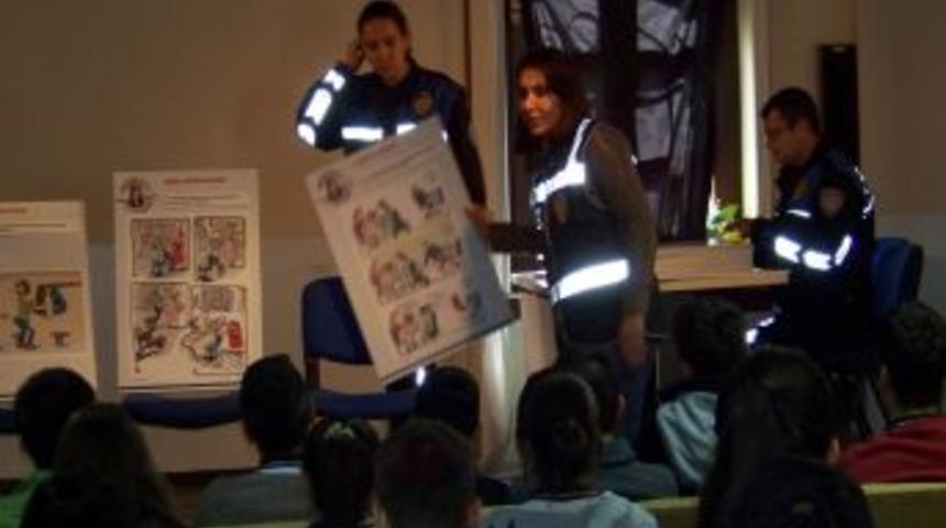 Polisten, &Ouml;ğrencilerin K&ouml;t&uuml; Alışkanlıklardan Korunması I&ccedil;in Seminer Seferberliği