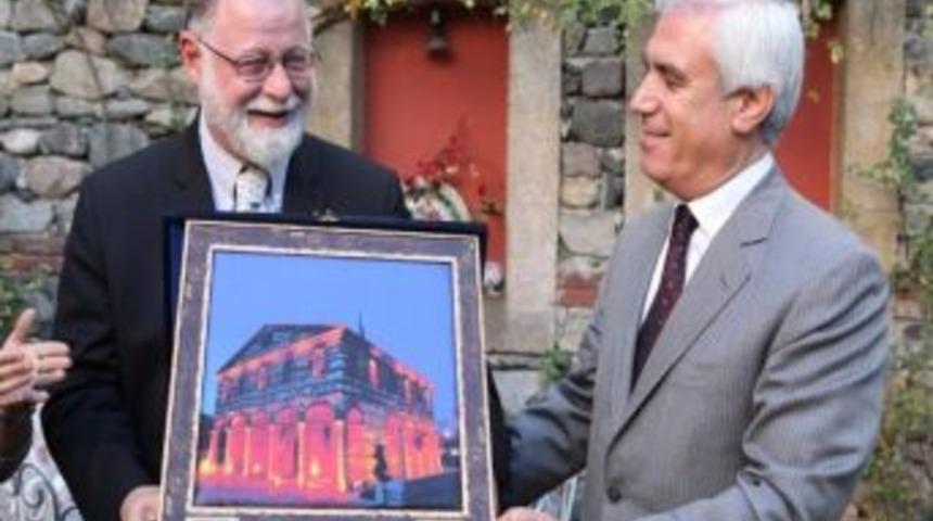 Nil&uuml;fer Belediyesi D&uuml;nyaca &Uuml;nl&uuml; Yazarı Konuk Etti