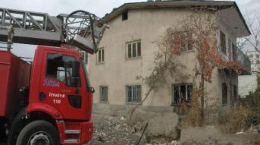 Van&rsquo;da Metruk Bir Evde &Ccedil;ıkan Yangın Yetkilileri Harekete Ge&ccedil;irdi