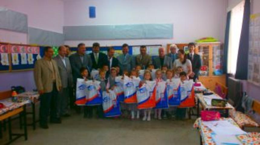 Kimse Yok Mu'dan &Ouml;ğrencilere Kırtasiye Yardımı