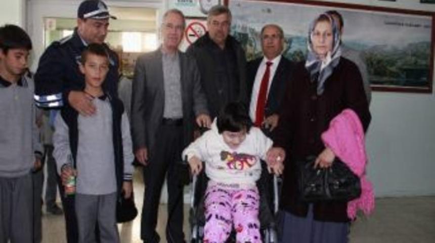 Başkan Acar Minik Nergis&rsquo;i Sevindirdi