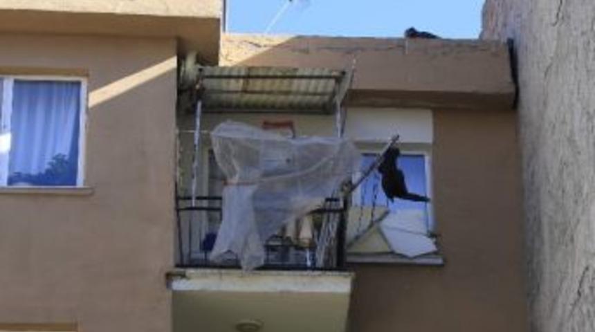 G&uuml;vercinlere İbret Olsun Diye &Ouml;l&uuml; Kargayı Ayağından Balkona Astı