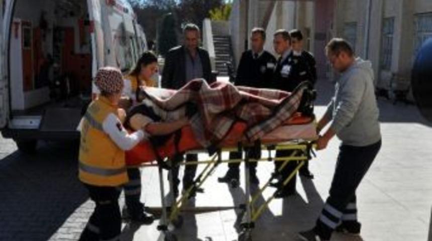 Salam Doğrarken &Uuml;zerine D&uuml;şt&uuml;ğ&uuml; Bı&ccedil;ak Karnına Saplandı