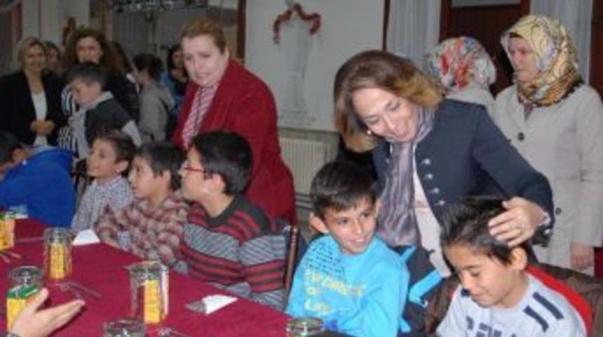 Komutan Eşi Kimsesiz &Ccedil;ocukları Orduevinde Ağırladı