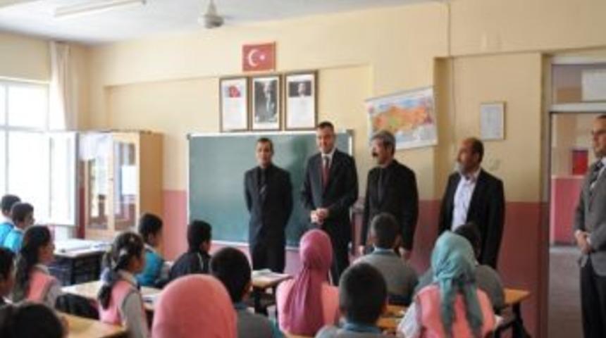 Ceylanpınar Kaymakamı Sarı, Havan Topuyla &Ouml;len Kişinin Evine Gitti