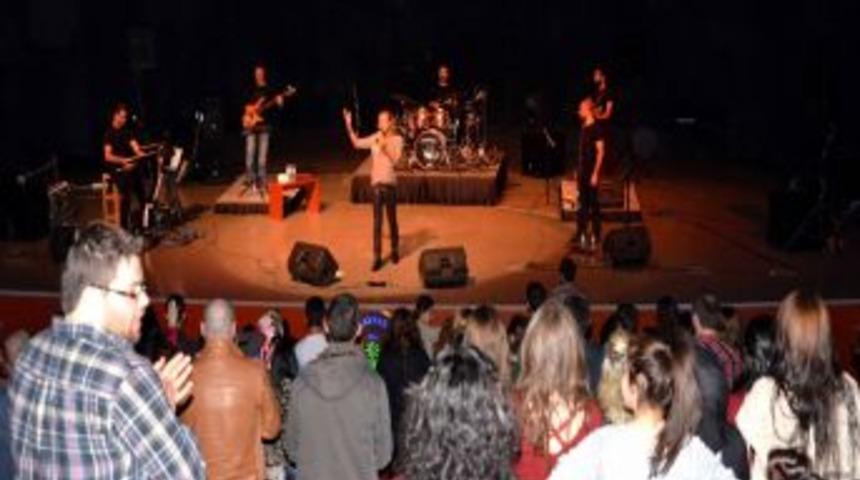 Soner Arıca, İzzet Baysal &Uuml;niversitesi'nde Konser Verdi
