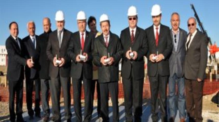 AK&Uuml;'de, Labaratuvar Ve 3 Bin Kişilik Yemekhanenin Temeli Atıldı