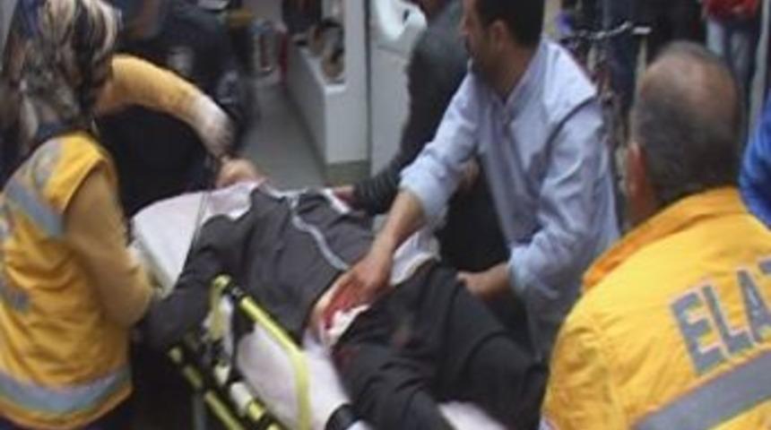 Elazığ'da Bı&ccedil;aklı Kavga: 2 Yaralı