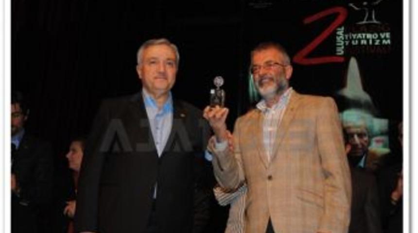 Nejat Uygur sanat &ouml;d&uuml;lleri sahiplerini buldu