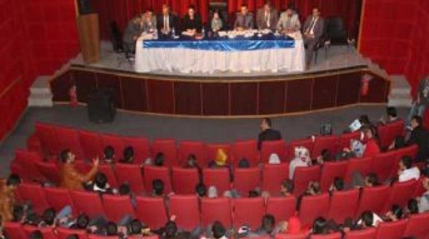 Vali Eşi G&uuml;lten İpek Şırnaklı Gen&ccedil;leri Dinledi