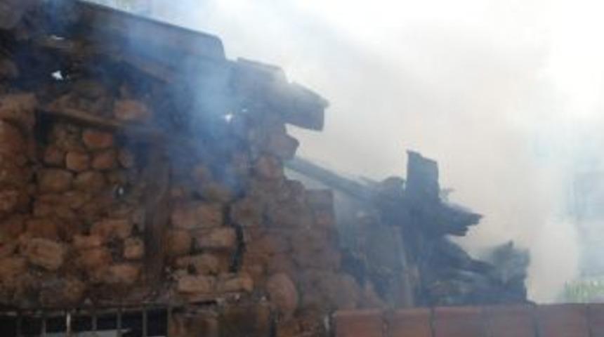 Metruk Binada &Ccedil;ıkan Yangın Mahalleyi Korkuttu