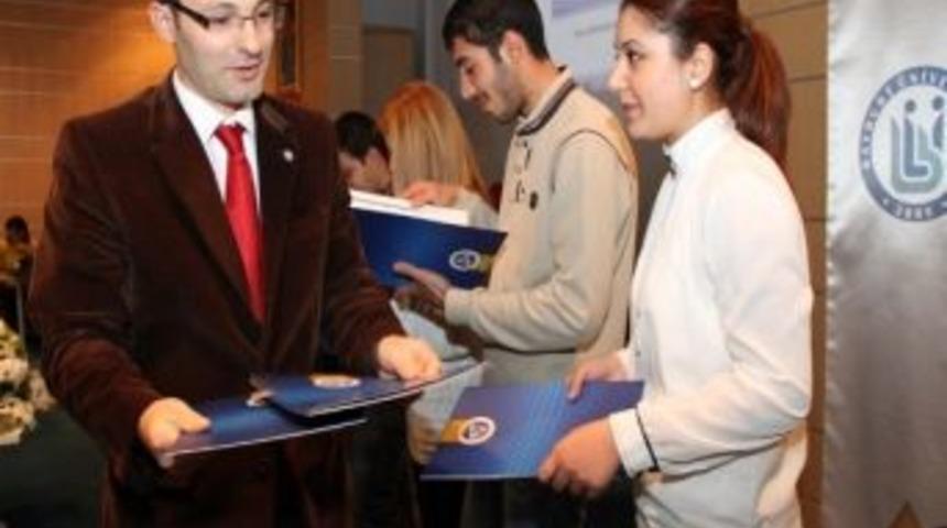 Bayburt &Uuml;niversitesi Başarılı &Ouml;ğrencilerini &Ouml;d&uuml;llendirdi