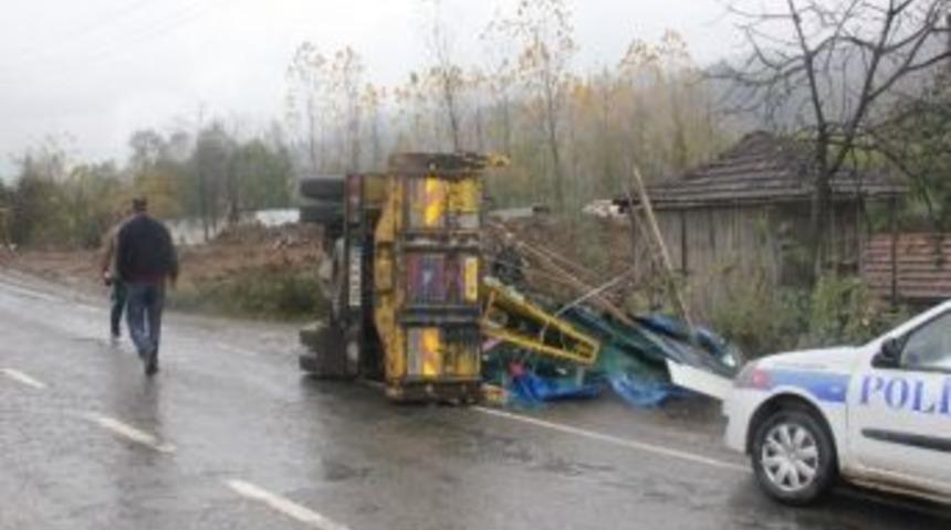 Cam Y&uuml;kl&uuml; Kamyon Devrildi: 2 Yaralı