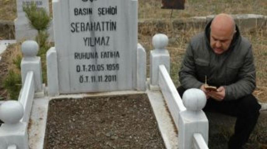 Van Depreminde Hayatını Kaybeden Muhabir Sebahattin Yılmaz Mezarı Başında Anıldı